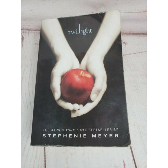 4 Twilight Saga Series Set: 1-4 Twilight, New Moon, Eclipse,Breaking Dawn Books - Picture 8 of 12